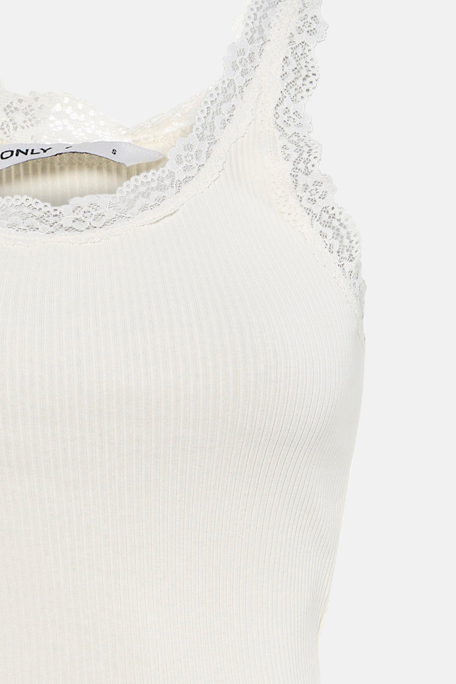 Top blanc côtelé sans manches de ONLY avec bordure en dentelle, vue rapprochée.