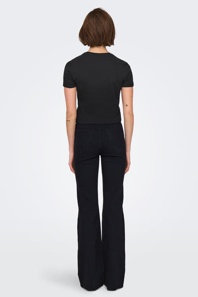 T-shirt noir à manches courtes de ONLY®, porté avec un jean évasé noir uni, vue de dos.
