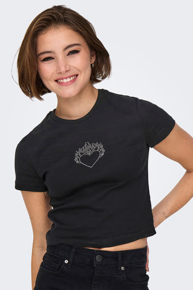 T-shirt noir à manches courtes de ONLY, orné d'un motif cœur scintillant, porté avec un jean noir.