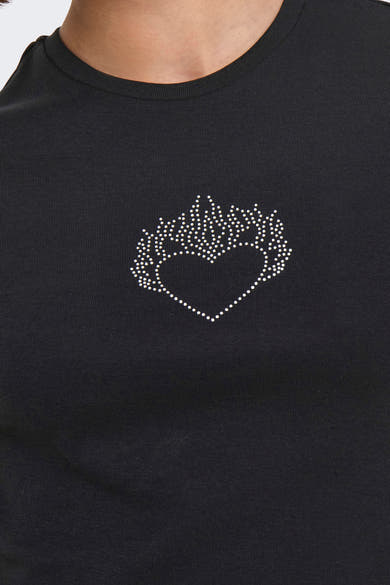 T-shirt noir à manches courtes de ONLY, orné d'un motif cœur avec des strass sur le devant.
