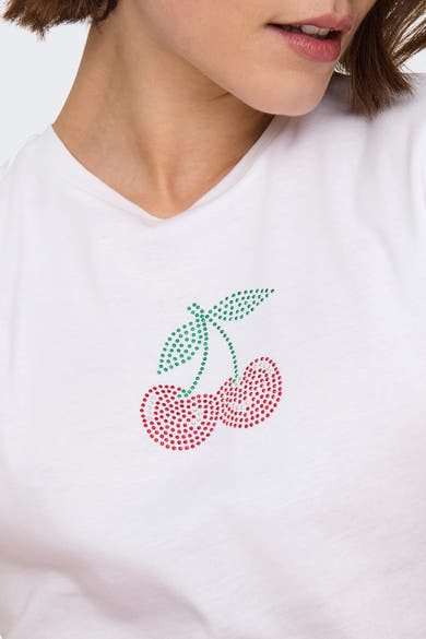T-shirt blanc à manches courtes de ONLY, orné d'un motif de cerises à strass sur le devant.