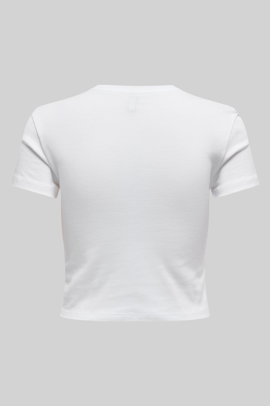 T-shirt blanc à manches courtes de ONLY, vu de dos, sur un fond uni gris clair.
