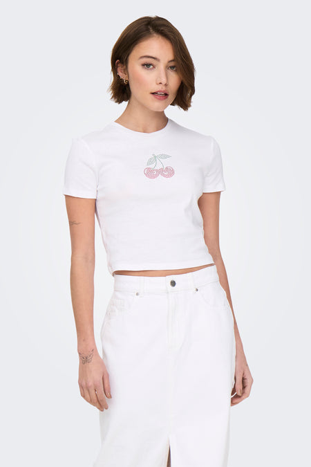 Wit T-shirt met korte mouwen van ONLY, versierd met decoratieve kersen, gedragen met een witte broek.