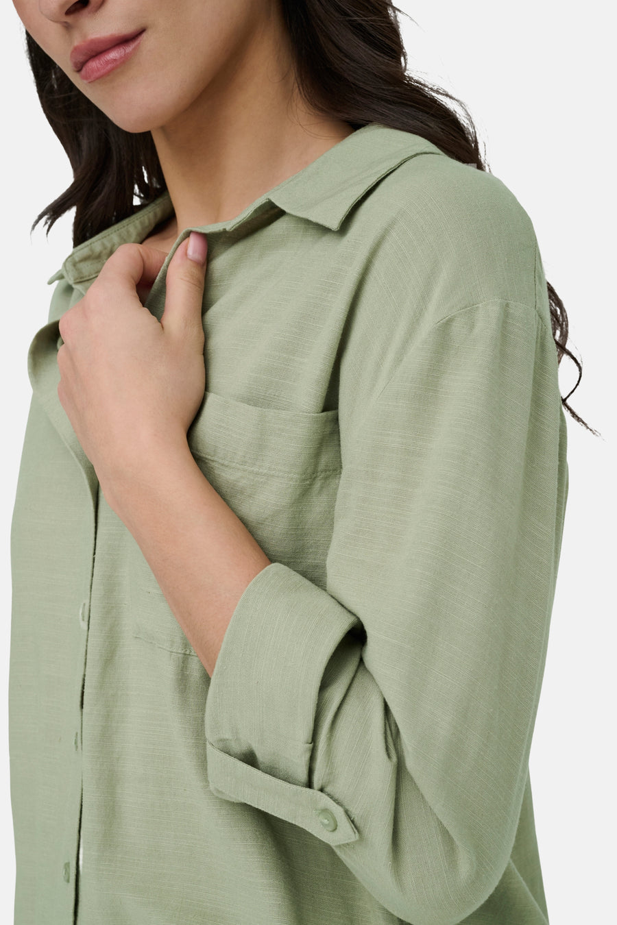 Chemise longue verte de JDY en tissu texturé, avec une poche poitrine et manches retroussées.