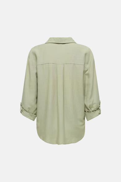 Chemise verte de JDY, vue de dos avec manches retroussées, plis et ourlet arrondi.