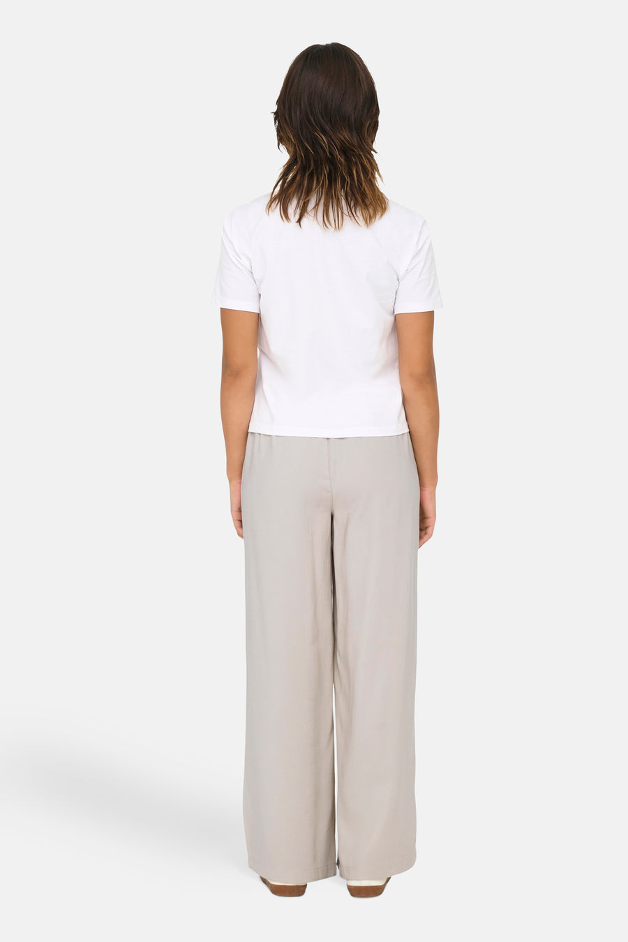 Wit T-shirt met korte mouwen van ONLY, gedragen met een wijde beige broek.