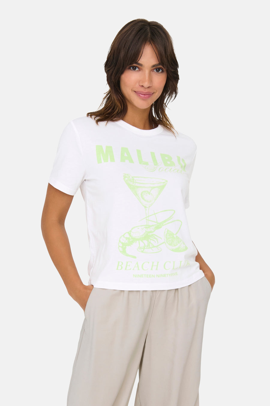 Wit T-shirt met korte mouwen van ONLY®, met een zomerse grafische print, gedragen met een beige broek.