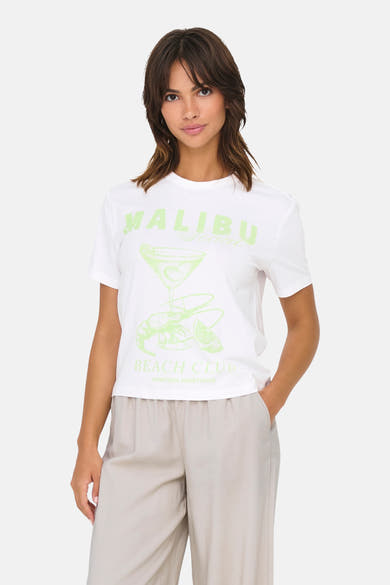 Wit T-shirt met korte mouwen van ONLY®, met Malibu Club-print en beige broek gedragen door het model.