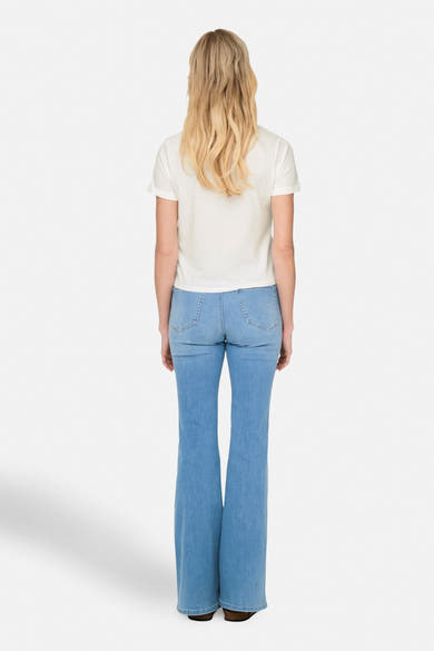 Wit T-shirt met korte mouwen van ONLY, gedragen met een lichtblauwe flared jeans.