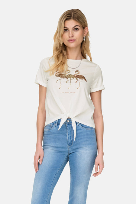 Wit T-shirt met korte mouwen van ONLY, versierd met flamingo-motieven en geknoopt aan de taille, gedragen met een blauwe jeans.