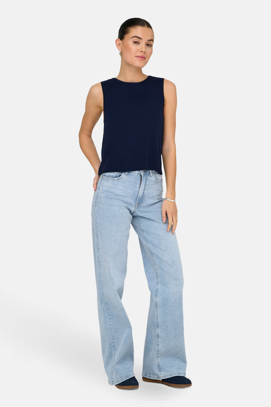 Wijde spijkerbroek in lichtblauw denim van JDY, gedragen met een marineblauwe top.