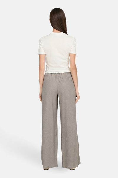 Wit T-shirt met korte mouwen van ONLY, gedragen met een geruite broek.