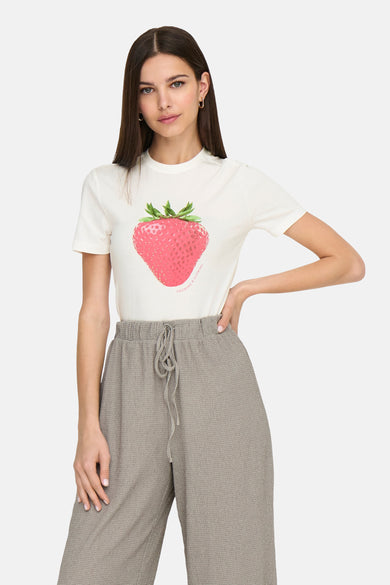 Wit T-shirt met korte mouwen van ONLY, met een aardbeiprint, gedragen met een grijze broek met trekkoord.