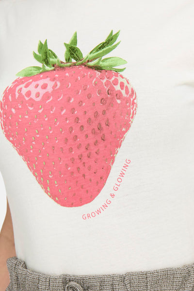 Wit T-shirt met korte mouwen van ONLY, met aardbeienprint en tekst opdruk aan de voorkant.