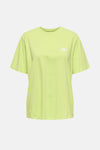 T-shirt à manches courtes jaune de ONLY®, orné d'un petit cœur blanc sur le devant.