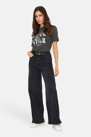Zwart T-shirt met korte mouwen van ONLY, met een grafische print en gedragen met een zwarte pantalon met hoge taille en een riem.