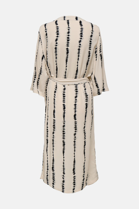 Gilet beige de JDY avec un motif vertical noir, une ceinture à nouer et des manches longues.