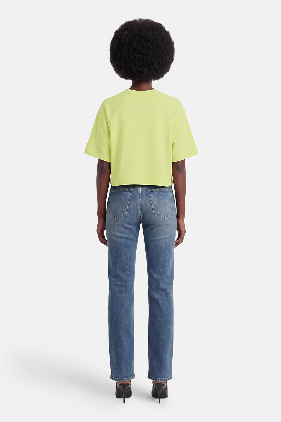 T-shirt à manches courtes vert de ONLY, coupe ample et courte, vu de dos avec un jean bleu.