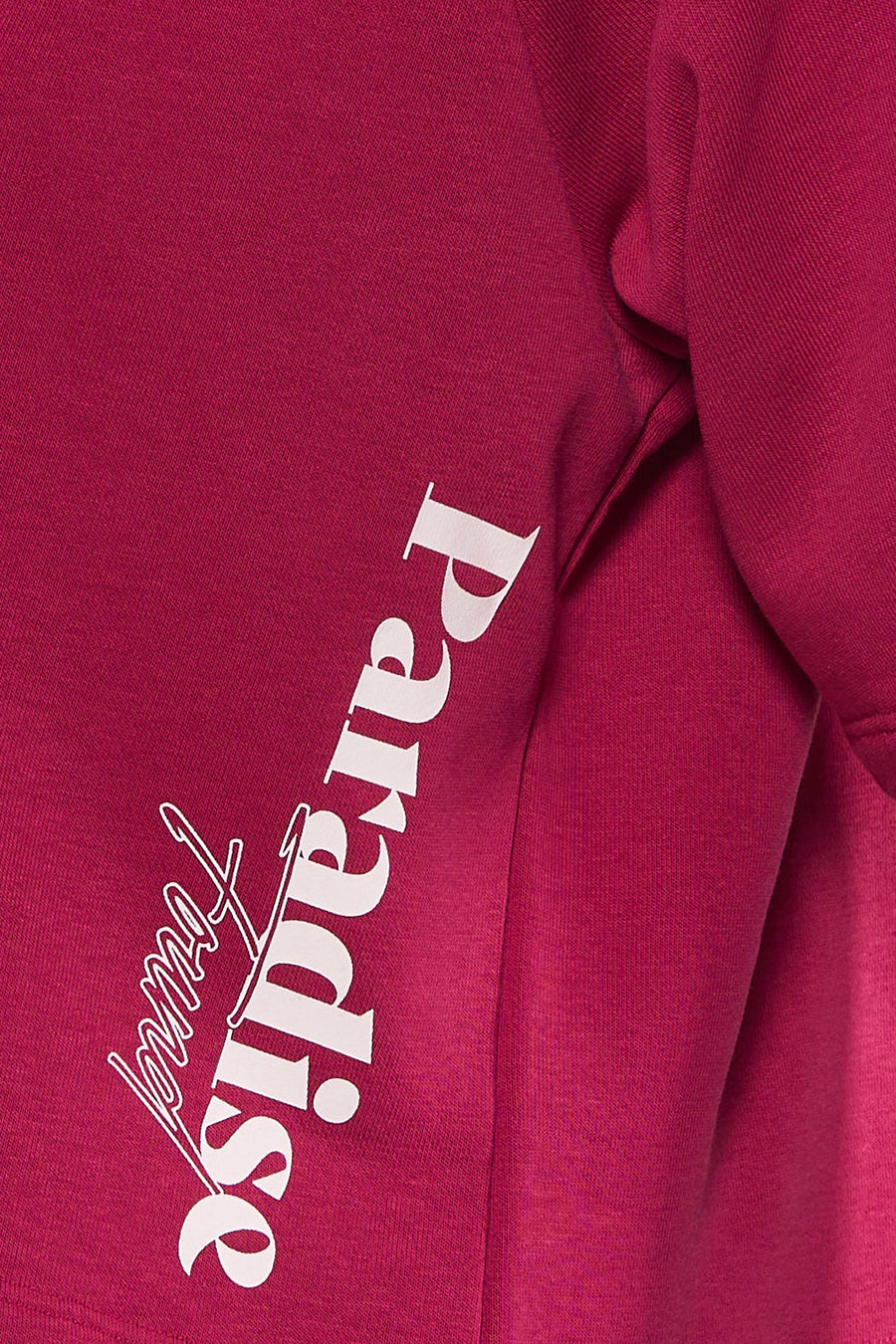 T-shirt rose en maille de ONLY® avec le texte blanc "paradise found" imprimé en diagonale.