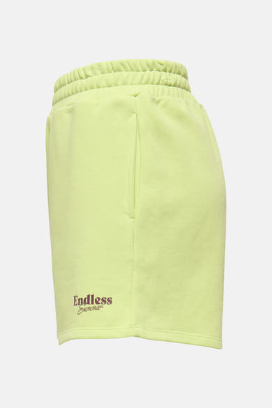 Short vert citron de ONLY® avec taille élastique, poches latérales et texte "Endless Summer" brodé en marron.