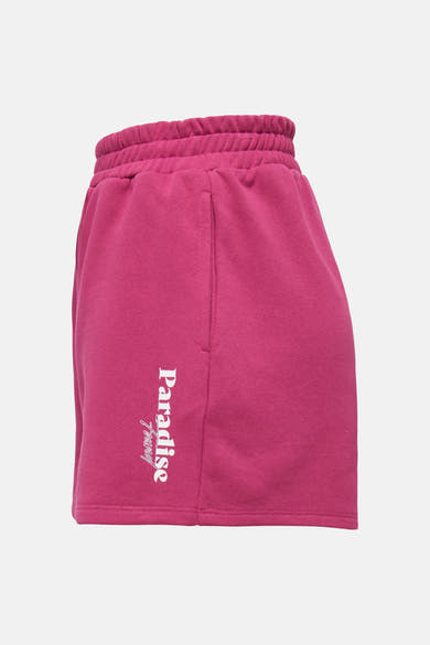 Short rose de ONLY® en molleton avec ceinture élastique et l'inscription "Paradise Funny" en blanc sur le côté.