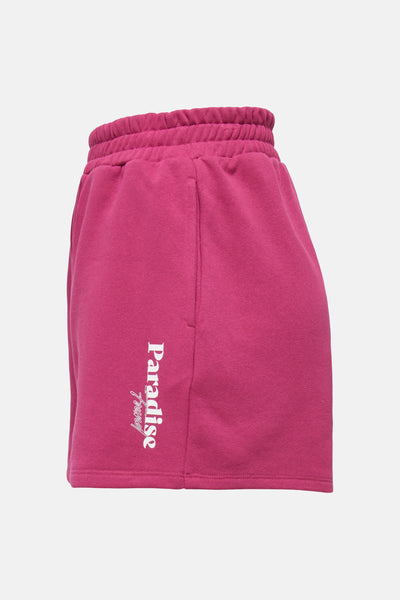 Short rose de ONLY® en molleton avec ceinture élastique et l'inscription "Paradise Funny" en blanc sur le côté.