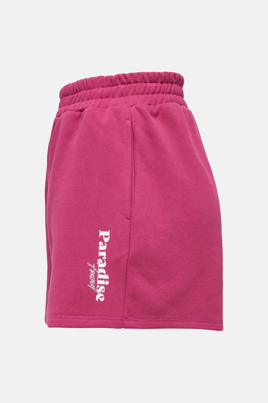 Short rose de ONLY® en molleton avec ceinture élastique et l'inscription "Paradise Funny" en blanc sur le côté.