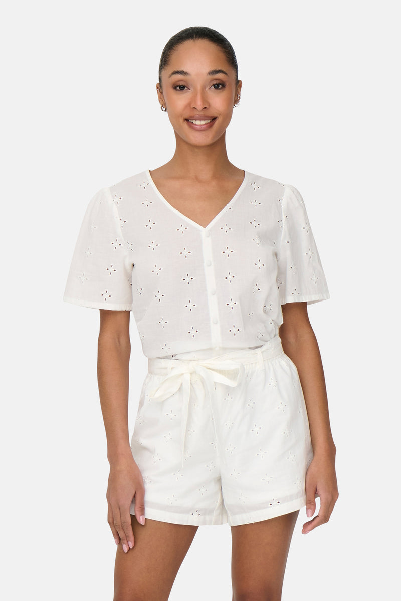 Blouse blanche à manches courtes de JDY, avec motif ajouré et fermeture boutonnée devant.