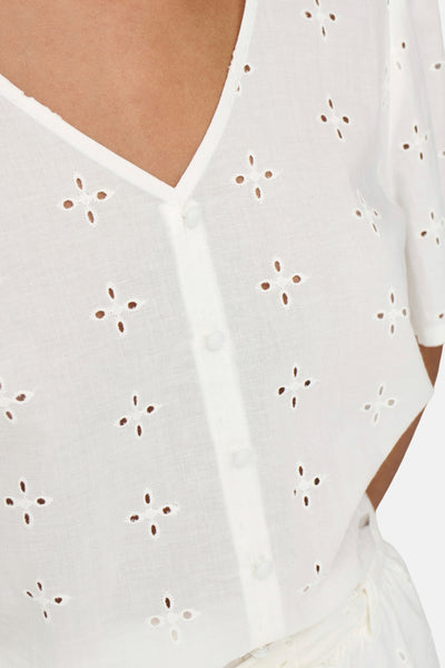 Wit blouse met korte mouwen van JDY, ajour met bloemenpatroon, knopen aan de voorkant.
