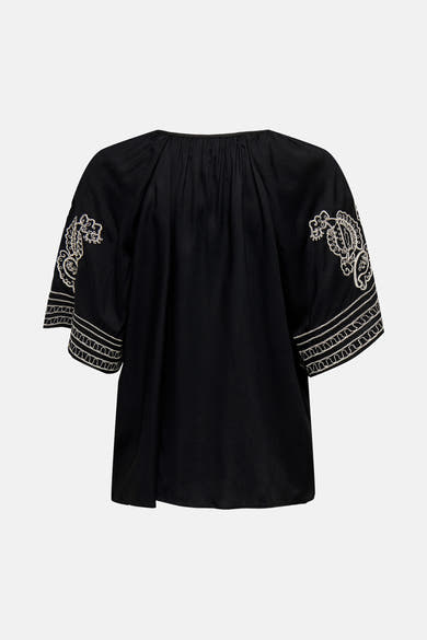 T-shirt à manches courtes noir de JDY avec broderie florale blanche sur les manches, vue arrière.