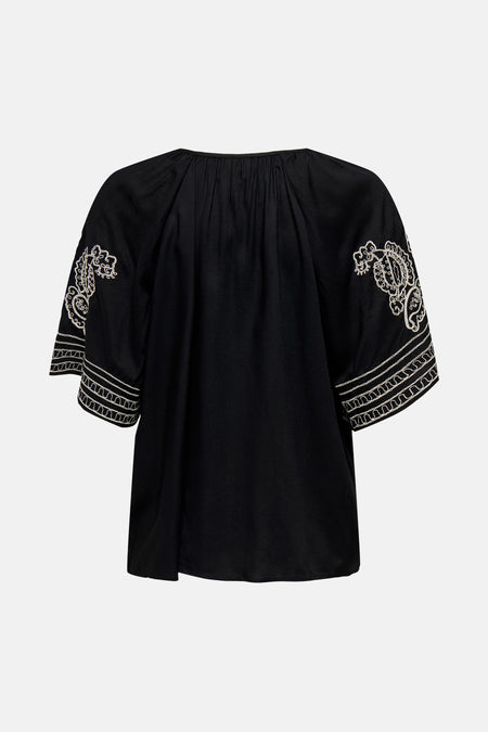 T-shirt à manches courtes noir de JDY avec broderie florale blanche sur les manches, vue arrière.