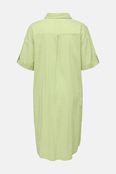 Robe verte de CARMAKOMA, manches courtes à revers, coupe droite et col chemise, vue arrière.