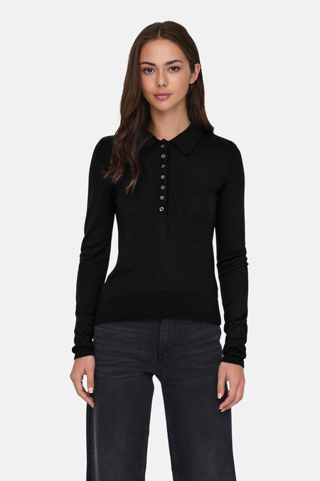 Zwart poloshirt met lange mouwen van ONLY, gedragen met een zwarte, uitgewassen spijkerbroek.