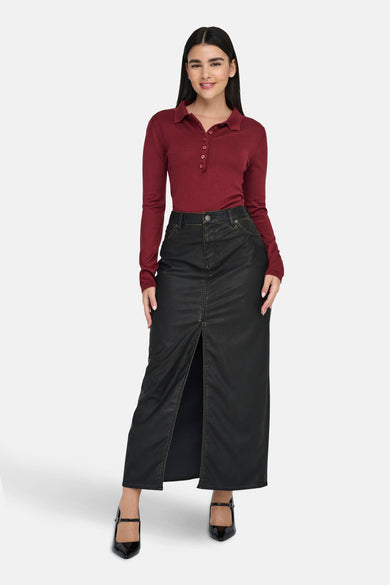 Polo à manches longues rouge de ONLY, porté avec une jupe maxi noire fendue et des chaussures vernies.
