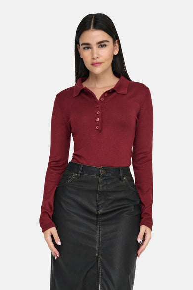 Polo à manches longues rouge de ONLY, porté avec une jupe noire effet cuir