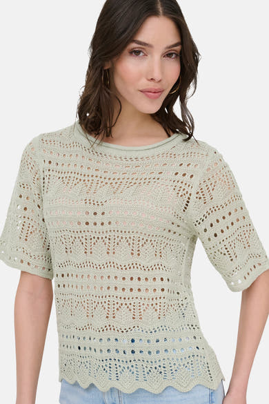 Pull vert à col rond de JDY avec motif ajouré et manches courtes.
