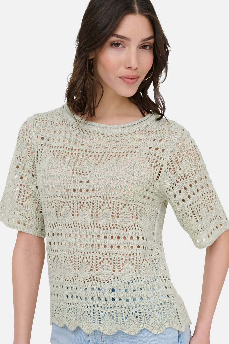 Pull vert à col rond de JDY avec motif ajouré et manches courtes.
