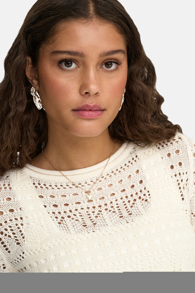 Ecru ronde hals trui van JDY met ajourdetails en gouden ketting gedragen door het model.