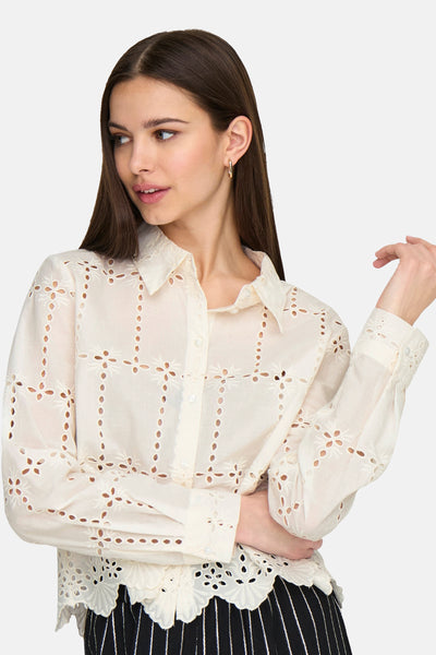 Wit blouse van Engelse borduursel van JDY, met lange mouwen en geschulpte zoom.