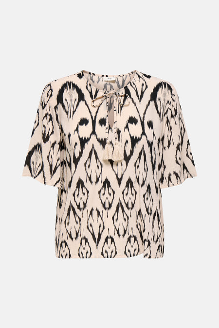 Beige blouse met korte mouwen van JDY, met een zwart ikat-patroon en een getextureerde stof.