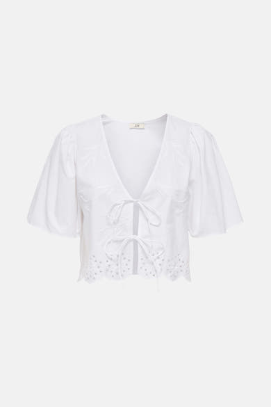 Blouse blanche à manches courtes de JDY, avec broderies florales et détails ajourés.
