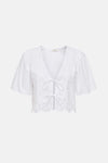 Blouse blanche à manches courtes de JDY, avec broderies florales et détails ajourés.
