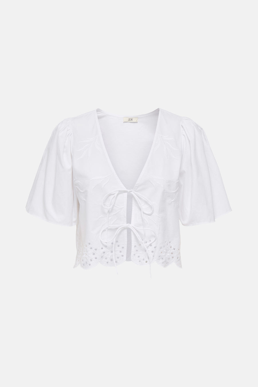 Blouse blanche à manches courtes de JDY, avec broderies florales et détails ajourés.
