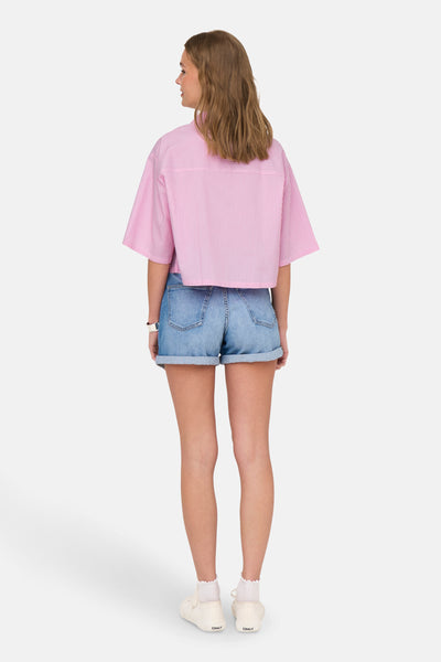Roze blouse met verticale strepen van JDY, gedragen met een spijkerbroekshort en witte schoenen.