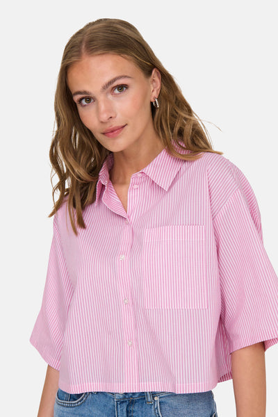 Roze gestreept overhemd van JDY, met borstzak en gedragen met een high-waisted jeans.