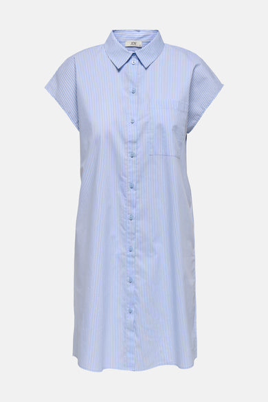 Robe chemise rayée bleue de JDY, avec manches courtes, poche poitrine et fermeture boutonnée.