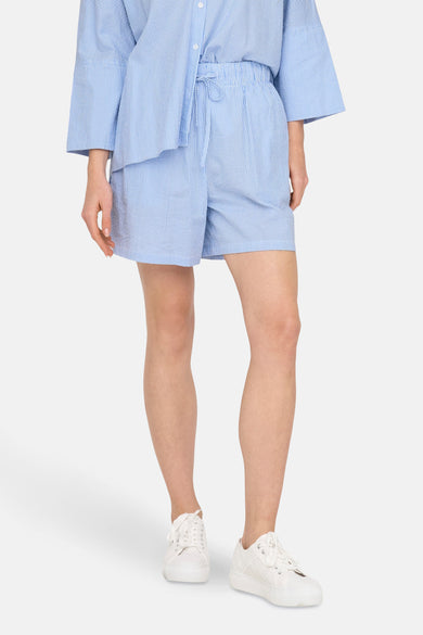 Blauw gestreept overhemd van ONLY, gedragen door een lachende blonde vrouw met oorbellen.