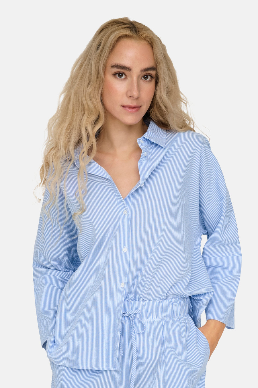 Blauw overhemd met lange mouwen, van ONLY®, gestreept, gedragen door een vrouw met blond, krullend haar.