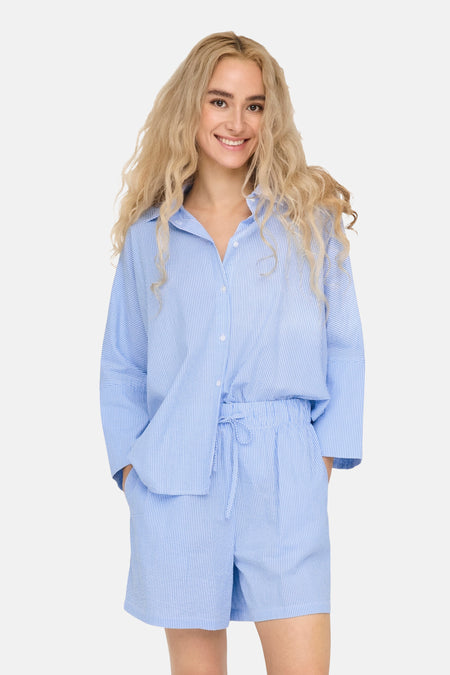 Blauw gestreept overhemd met lange mouwen van ONLY, gedragen met een bijpassende short met trekkoord.