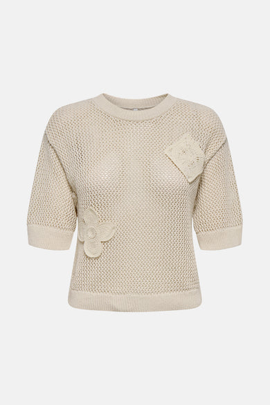 Beige ronde hals trui van ONLY, versierd met ajourdetails en gehaakte bloemapplicaties.